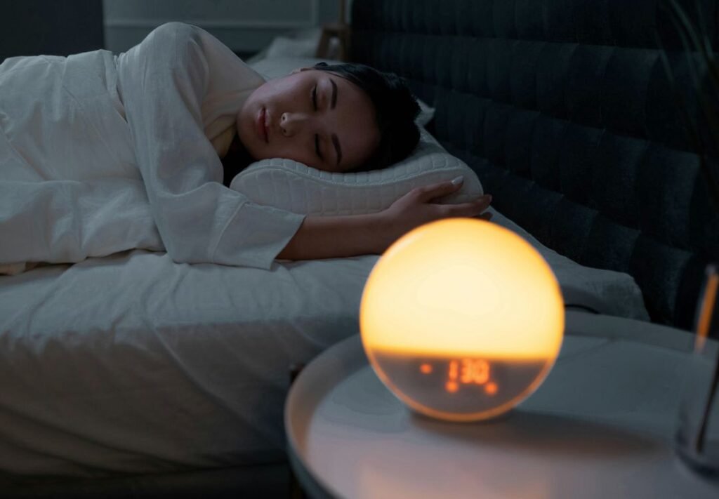 qualidade do sono - mulher dormindo na sua cama com lençóis brancos